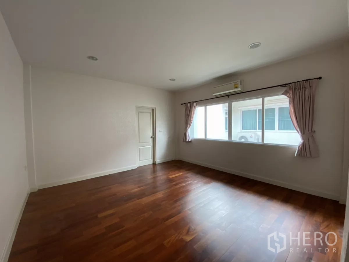 บ้าน ให้เช่าหรือขายในLak Si, Bangkok - ห้องนอนขนาดใหญ่ หน้าต่างกว้าง ม่านและเครื่องปรับอากาศ.