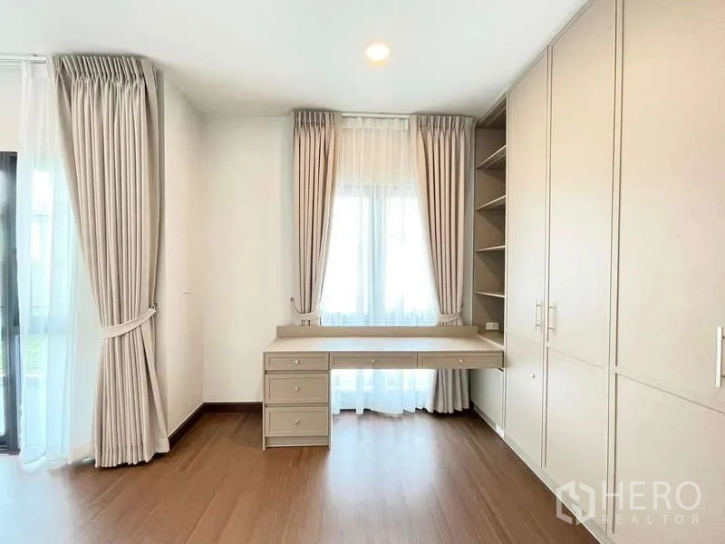 Detached House for rent in Bang Phli, Samut Prakan - Built-in study desk and wardrobes with large curtained windows.