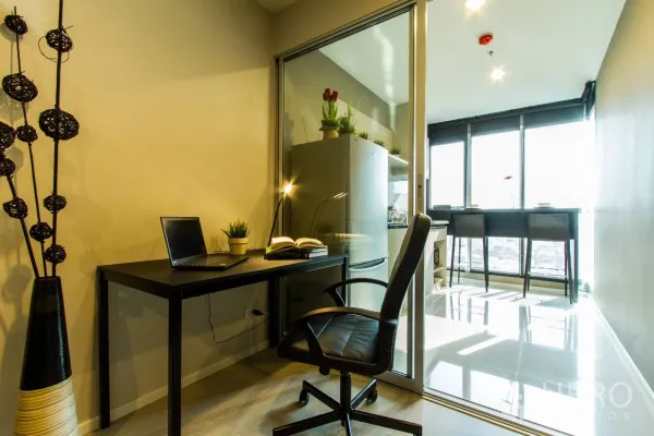公寓 出租或出售在Sathon, Bangkok - 采光良好的书房角，书桌与椅子，玻璃隔断连接厨房与吧台。