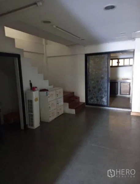 带办公室的家 出租在Chatuchak, Bangkok - 室内区域带楼梯，通往茶水间的玻璃门与收纳柜