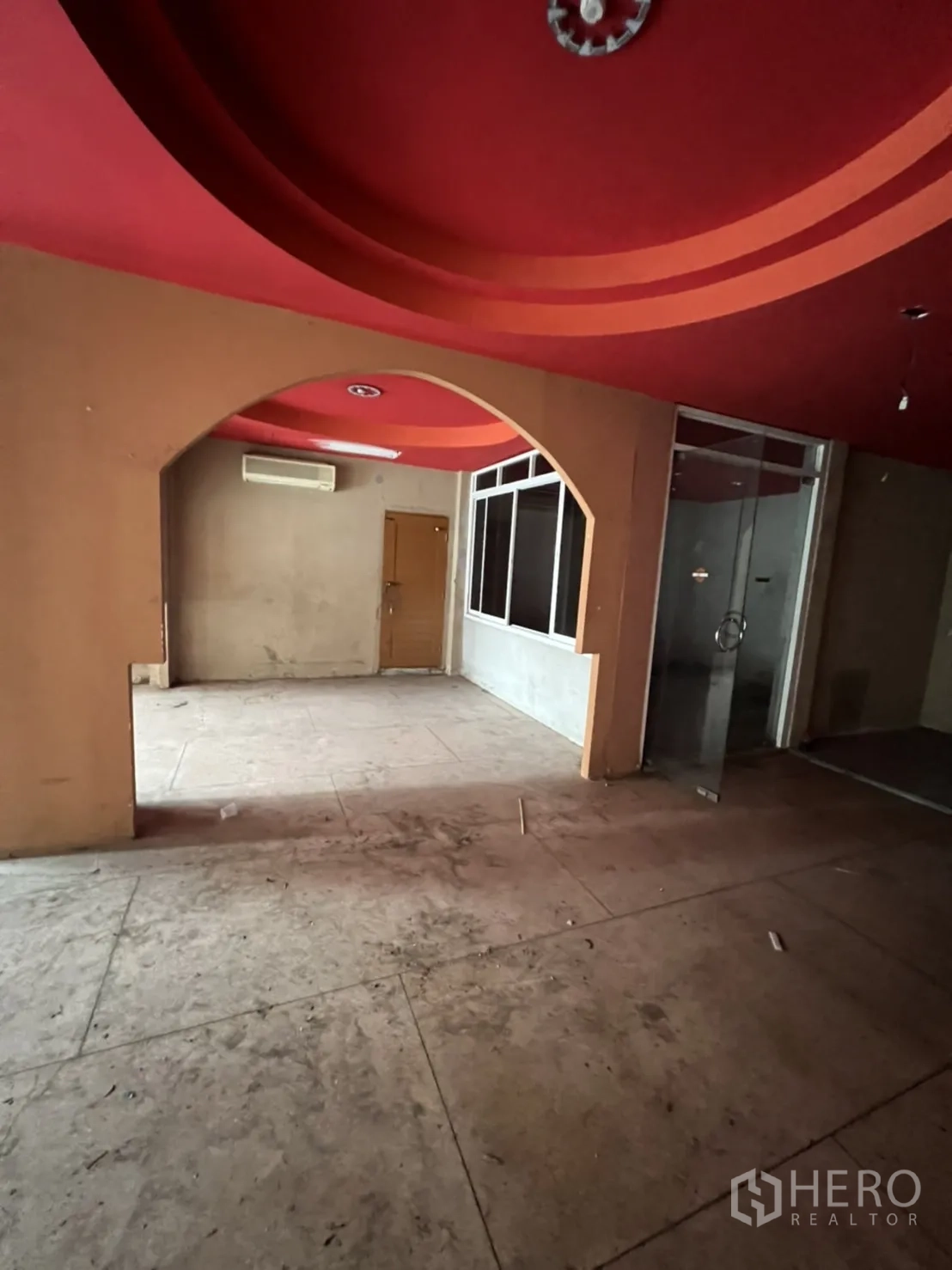 店屋 出租在Watthana, Bangkok - 通透房间带拱形结构、红色天花与玻璃小间。