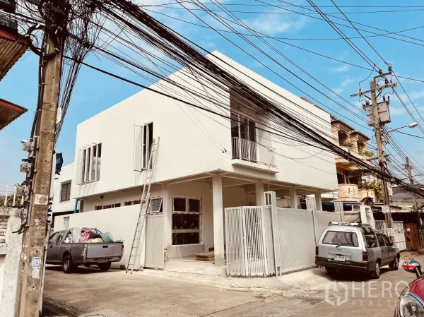 บ้าน ให้เช่าหรือขายในDin Daeng, Bangkok - บ้านเดี่ยวมุมสองชั้นสีขาว มีกำแพงรั้วและที่จอดรถ ใกล้ MRT สุทธิสาร