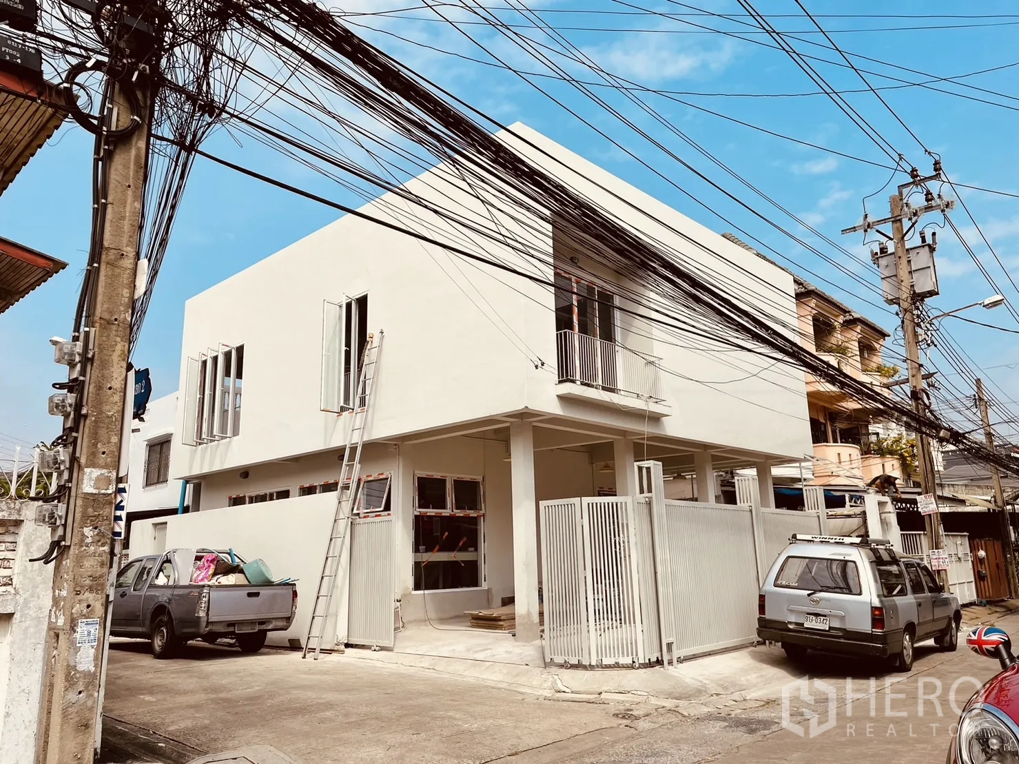 บ้าน ให้เช่าหรือขายในDin Daeng, Bangkok - บ้านเดี่ยวมุมสองชั้นสีขาว มีกำแพงรั้วและที่จอดรถ ใกล้ MRT สุทธิสาร