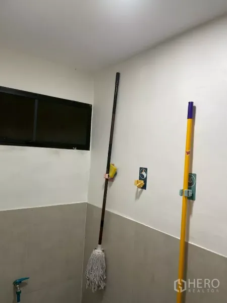 คอนโด ขายในWatthana, Bangkok - มุมงานบ้าน มีที่แขวนไม้ถูพื้นและไม้กวาด ผนังกระเบื้อง หน้าต่างบานเล็ก