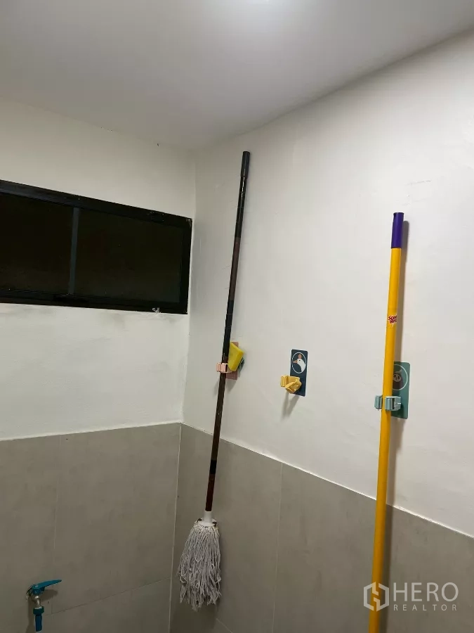 คอนโด ขายในWatthana, Bangkok - มุมงานบ้าน มีที่แขวนไม้ถูพื้นและไม้กวาด ผนังกระเบื้อง หน้าต่างบานเล็ก