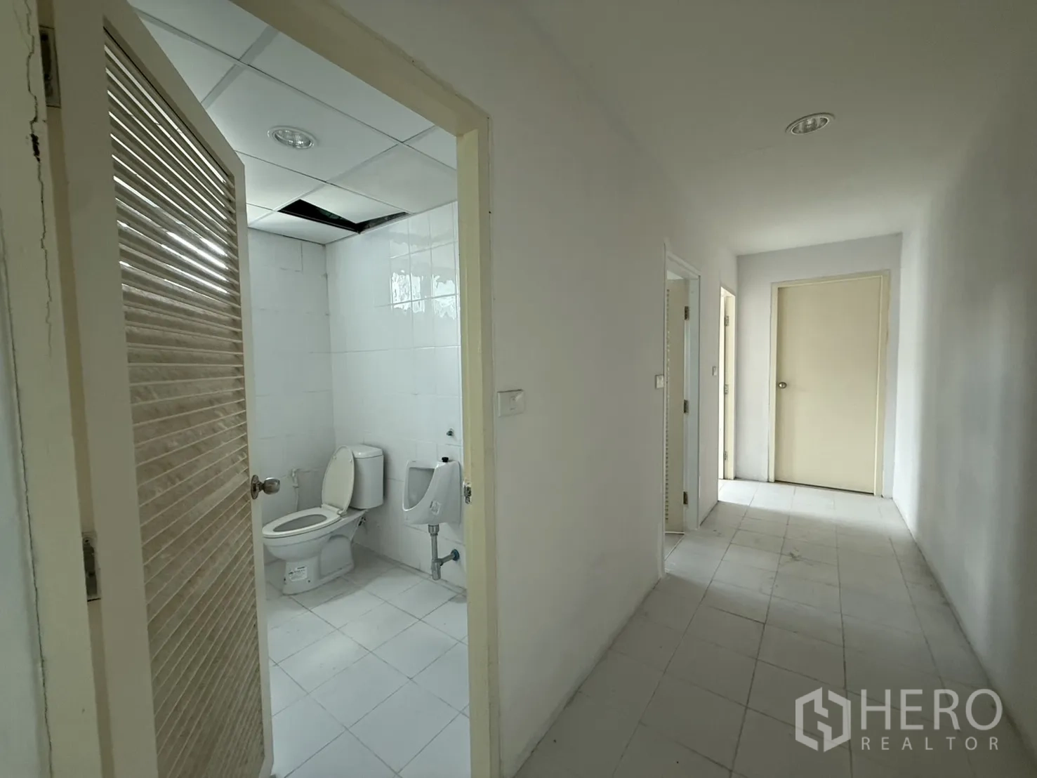 สำนักงาน ให้เช่าในBueng Kum, Bangkok - ห้องน้ำปูกระเบื้องสะอาด มีโถสุขภัณฑ์ โถปัสสาวะ และทางเดิน