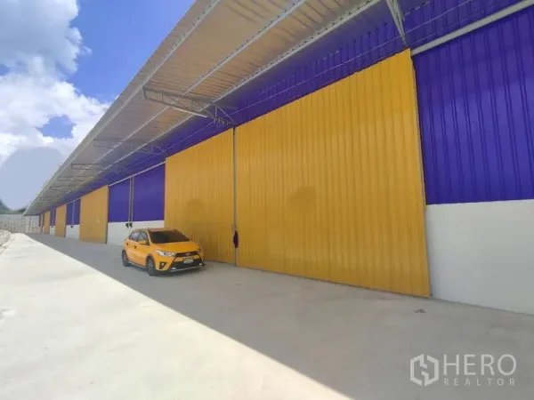 Warehouse for rent in Khlong Toei, Bangkok - Row of warehouse units with a wide concrete access road suitable for trucks.