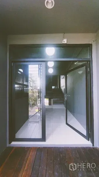 สำนักงานที่บ้าน ให้เช่าในChatuchak, Bangkok - โถงทางเข้ากระจก เปิดสู่บันไดและพื้นที่สำนักงาน