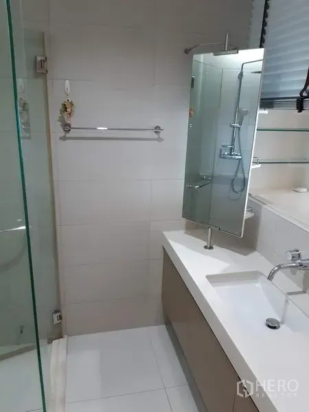 คอนโด ให้เช่าในKhlong Toei, Bangkok - ห้องน้ำทันสมัย กั้นอาบน้ำกระจก เคาน์เตอร์อ่างล้างหน้า และกระเบื้องโทนสว่าง