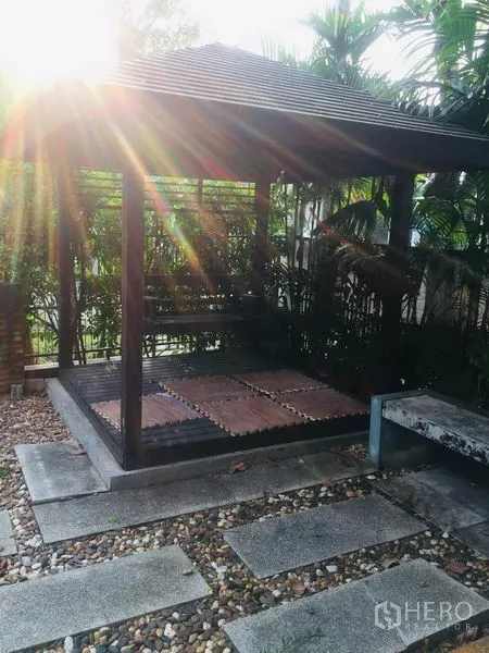 Detached House for rent in Bang Kapi, Bangkok - Private garden featuring a wooden sala gazebo, stone pathway and tropical plants.