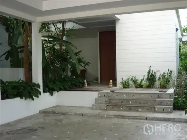 บ้าน ให้เช่าในKhan Na Yao, Bangkok - ชานทางเข้าพร้อมบันไดและไม้ประดับ บรรยากาศสวนเขตร้อน