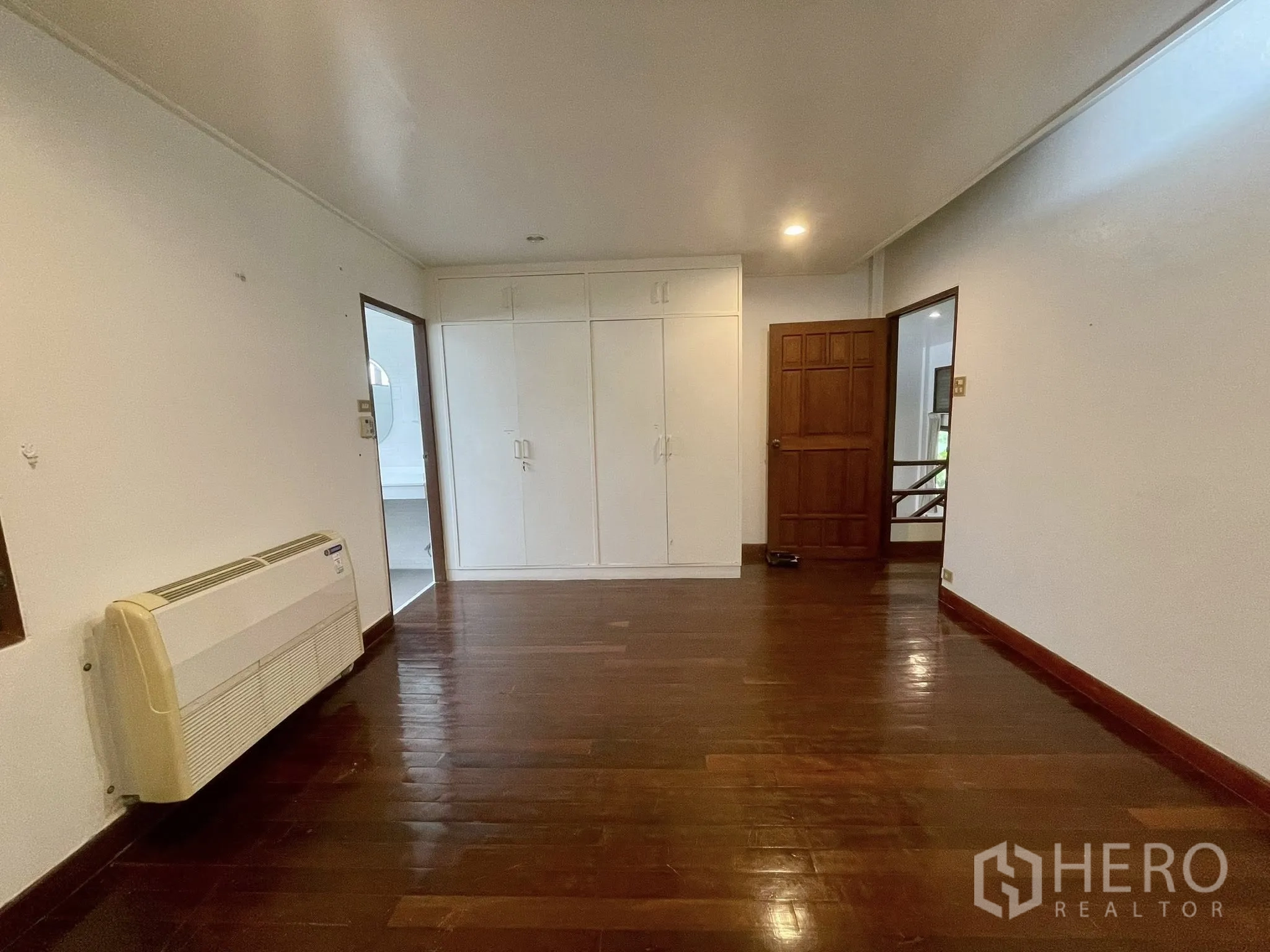 บ้านเดี่ยว for rent in Pathum Wan, Bangkok - ห้องนอนพื้นไม้ มีตู้เสื้อผ้าบิวท์อินเชื่อมห้องน้ำ