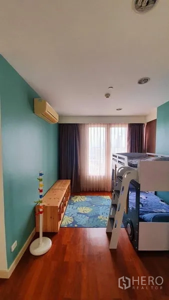 คอนโด ให้เช่าในWatthana, Bangkok - ห้องนอนเด็ก เตียงสองชั้น ผนังสีเขียวอมฟ้า พื้นไม้ และประตูแบบระเบียง