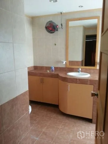 公寓 出租在Bang Rak, Bangkok - 瓷砖浴室，宽大盥洗台与储物柜，配大尺寸墙镜。