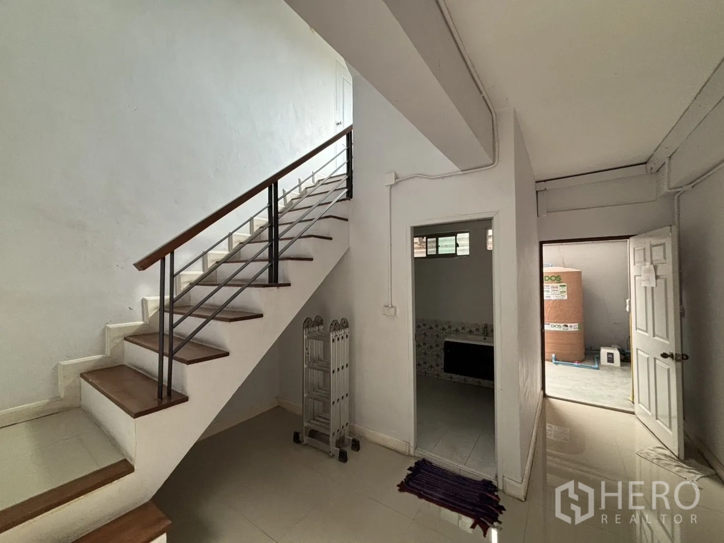 คลังสินค้า ให้เช่าหรือขายในWang Thonglang, Bangkok - โถงบันไดราวเหล็ก-ไม้ ข้างห้องน้ำ