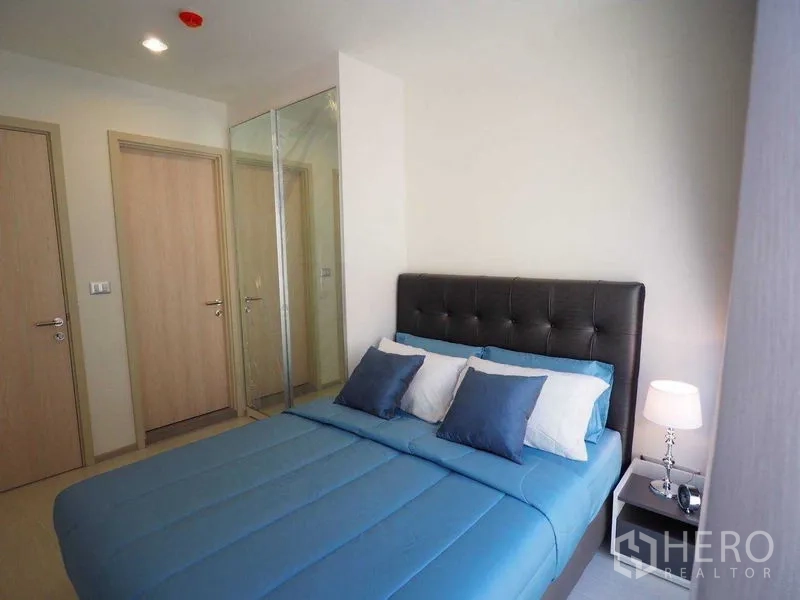 คอนโด ให้เช่าในKhlong Toei, Bangkok - ห้องนอนที่สองพร้อมตู้เสื้อผ้าบานกระจก โต๊ะข้างและโคมไฟ