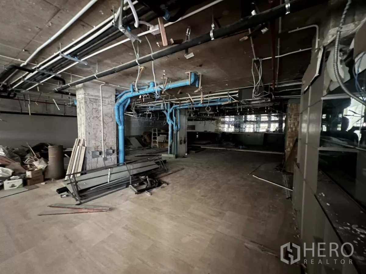 พื้นที่ขายปลีก ให้เช่าในKhlong Toei, Bangkok - พื้นที่โล่งแสดงงานระบบ MEP และพื้นยังไม่แล้วเสร็จ