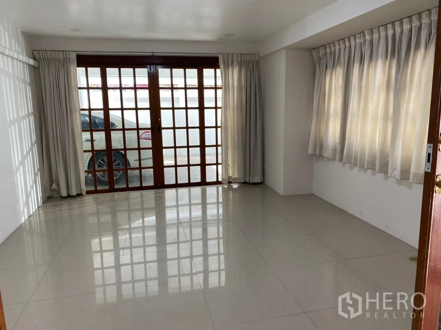 零售空间 出租在Khlong Toei, Bangkok - 一层空间，巨幅推拉玻璃门朝向停车区