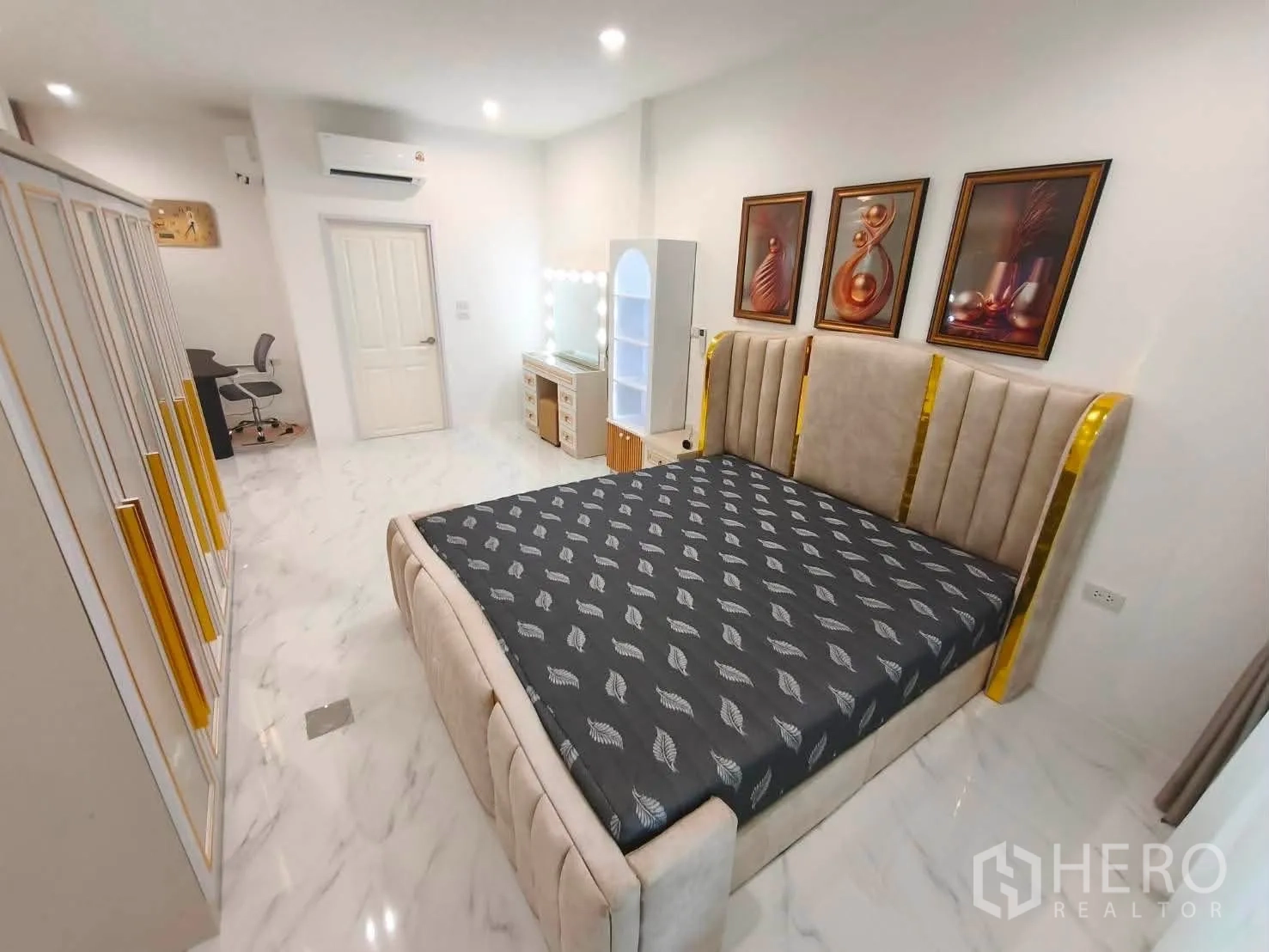Detached House for rent in Bang Phli, Samut Prakan - Alternate angle of the master bedroom with bed, wardrobes and vanity.