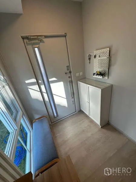 独立式住宅 出租在Prawet, Bangkok - 入户玄关，鞋柜、长凳与高窗采光。