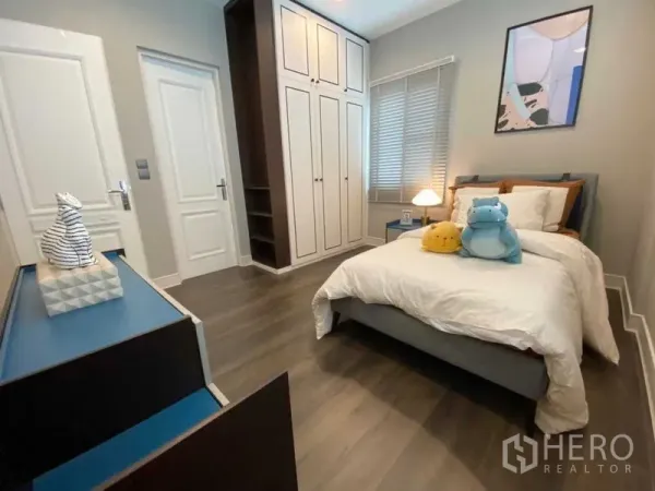 独立式住宅 出租在Bang Khen, Bangkok - 温馨卧室，单人床、内置衣柜与木地板。