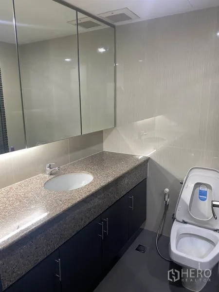 คอนโด ให้เช่าในKhlong Toei, Bangkok - ห้องน้ำสไตล์โมเดิร์น เคาน์เตอร์หินแกรนิต ตู้กระจก และโถสุขภัณฑ์