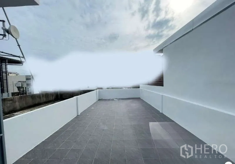 อาคารพาณิชย์ ขายในSuan Luang, Bangkok - ดาดฟ้ากว้าง ปูพื้นกระเบื้องสีเทา กำแพงปูนสีขาว ใต้ท้องฟ้ามีเมฆ ย่านสวนหลวง