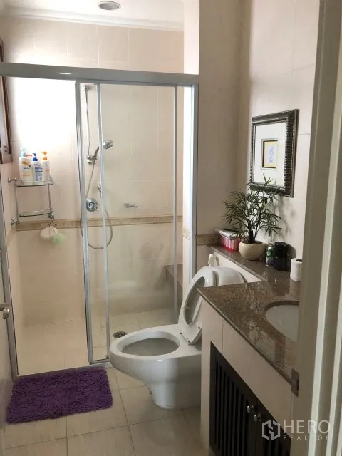 Detached House for rent in Bang Phli, Samut Prakan - Bathroom with glass-enclosed shower, stone-top vanity and neutral tiles.