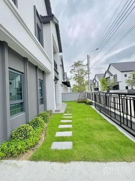 Detached House for sale in Bang Phli, Samut Prakan - Side garden with stepping-stone path along the house.