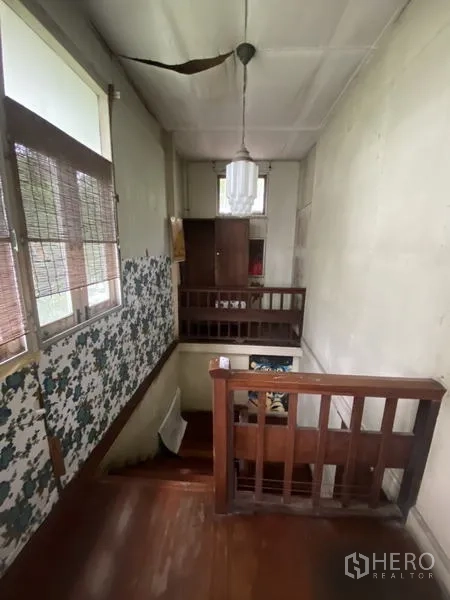 บ้าน ให้เช่าในKhlong Toei, Bangkok - โถงบันไดพร้อมราวไม้และโคมไฟสไตล์วินเทจ