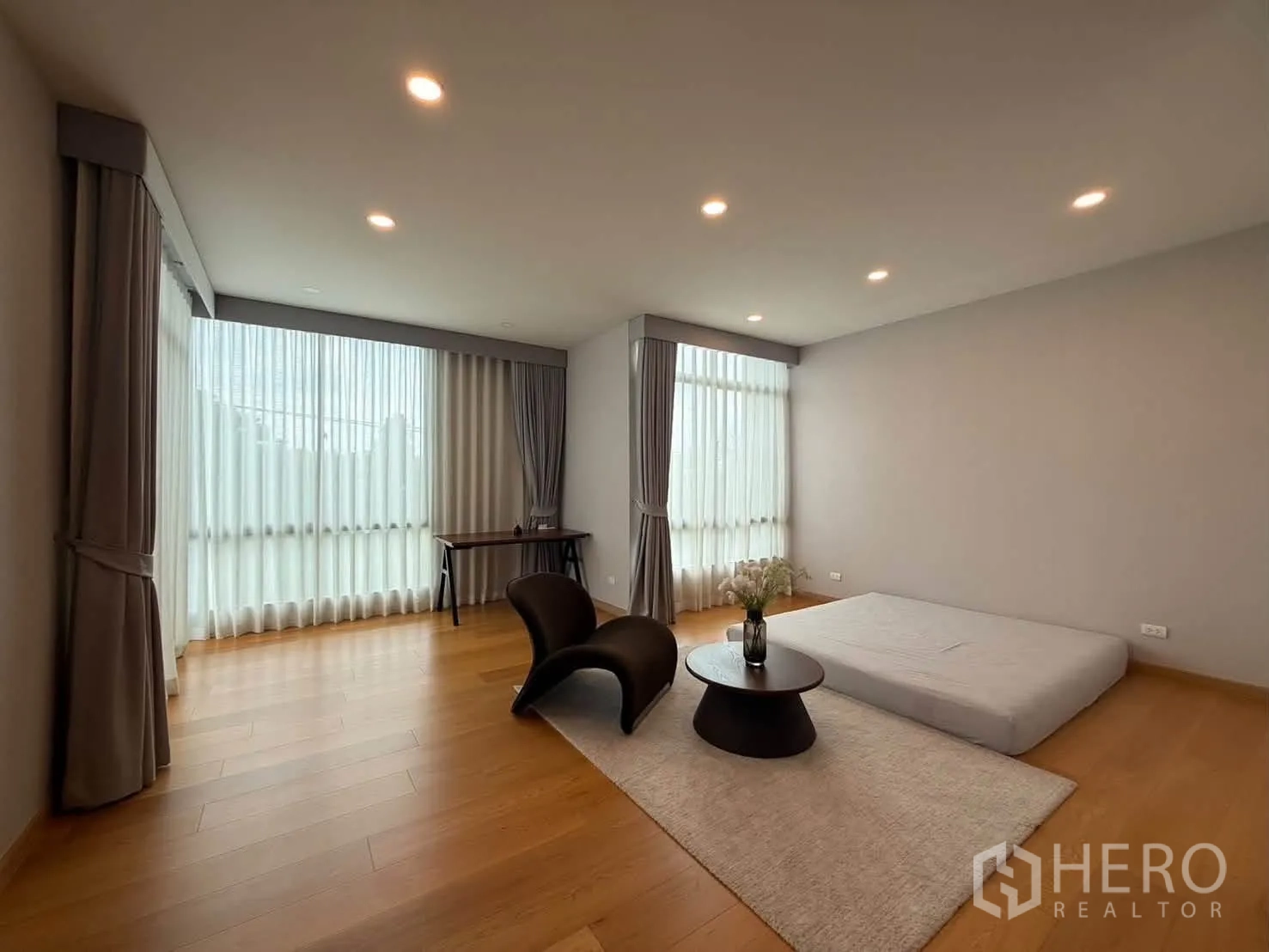 独栋房屋 for rent in Suan Luang, Bangkok - 转角套间环景窗、休闲座与地铺床。