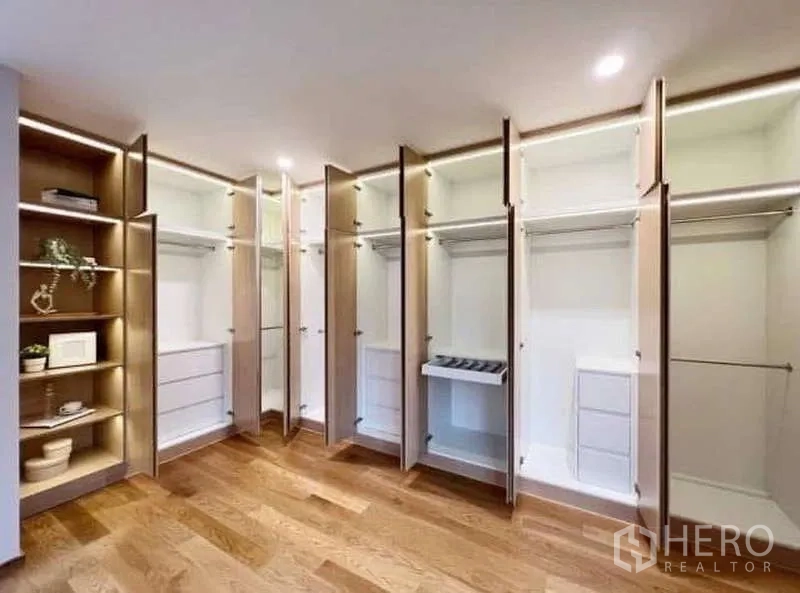 ทาวน์เฮาส์ ให้เช่าหรือขายในSaphan Sung, Bangkok - ห้องแต่งตัวเปิดประตูเห็นราวแขวน ลิ้นชัก และชั้นวาง