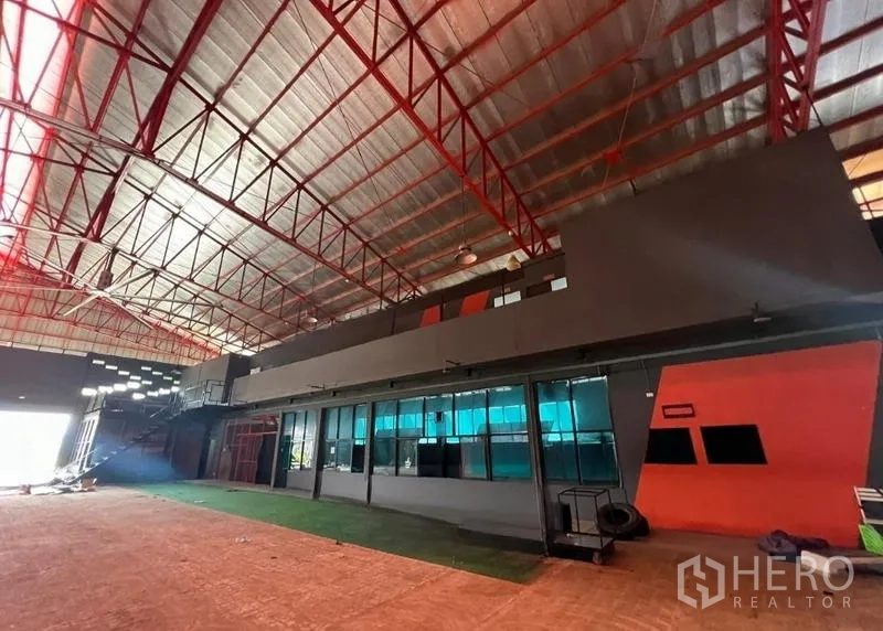 โชว์รูม ให้เช่าในMueang Samut Prakan, Samut Prakan - ภายในโชว์รูมมีบานหน้าต่างออฟฟิศ ผนังสีส้ม และเพดานสูง