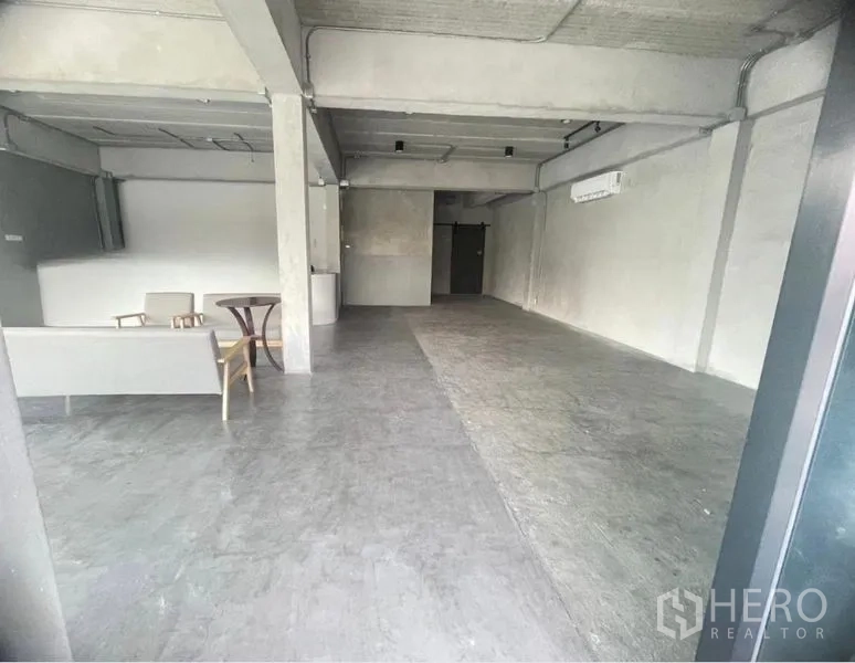 สำนักงานที่บ้าน ขายในThanyaburi, Pathum Thani - พื้นที่ทำงานแบบโอเพ่นแปลน พื้นและฝ้าคอนกรีตเปลือย พร้อมเครื่องปรับอากาศผนัง