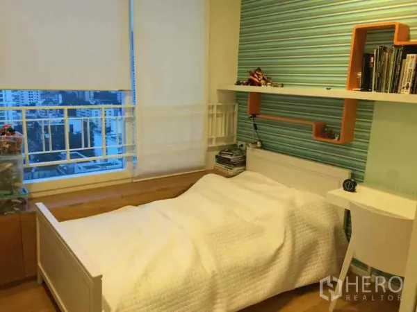 คอนโด ให้เช่าหรือขายในWatthana, Bangkok - ห้องนอนสว่าง เตียงเดี่ยว ชั้นวางบิลด์อิน พร้อมหน้าต่างชมวิวเมือง ในคอนโดโซนอโศก วัฒนา