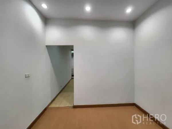 พื้นที่ขายปลีก ให้เช่าในWatthana, Bangkok - ห้องค้าปลีกขนาดกะทัดรัด ผนังสีขาว ไฟดาวน์ไลท์ LED พื้นลายไม้ พร้อมทางเดินด้านหลัง