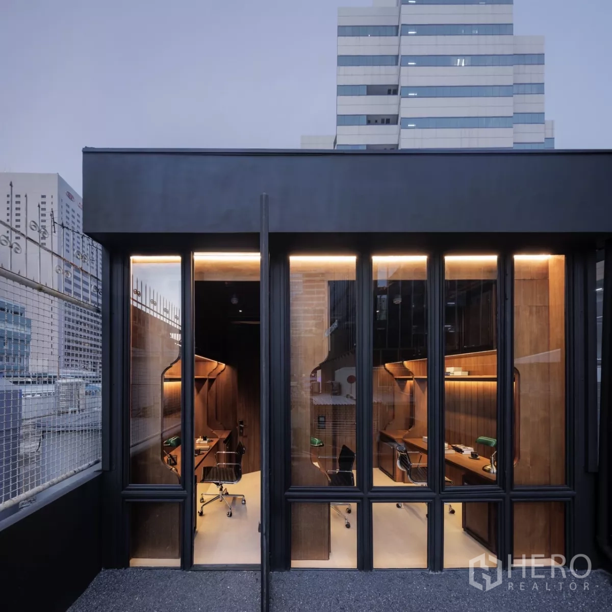 办公空间 出租在Bang Rak, Bangkok - 屋顶层立面，玻璃门通向办公间