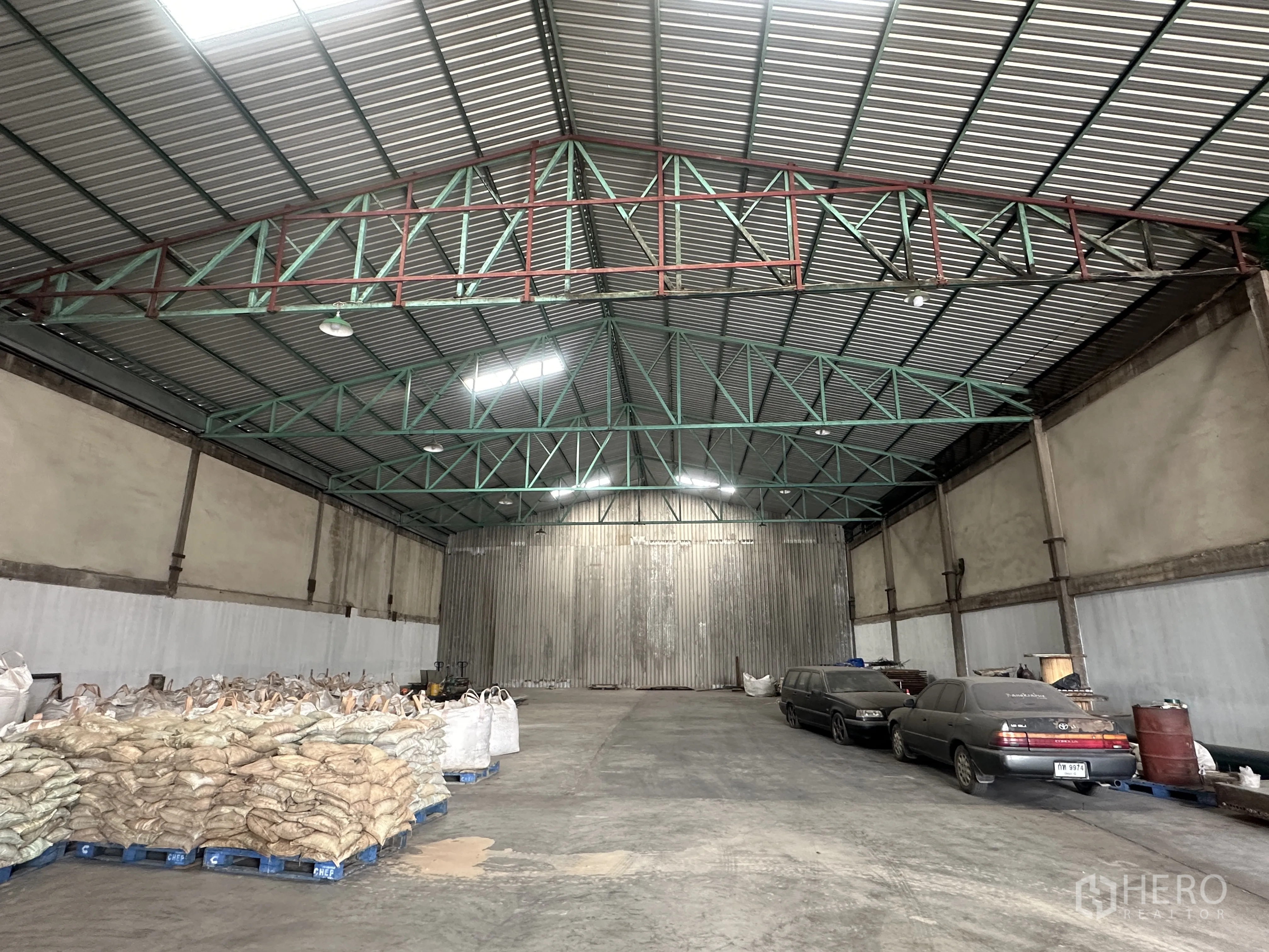คลังสินค้า for rent in Mueang Pathum Thani, Pathum Thani - ฮอลล์เก็บสินค้าแบบโถงโล่ง พื้นคอนกรีตเสริมแรง คานหลังคาเหล็ก และพาเลตตามผนัง