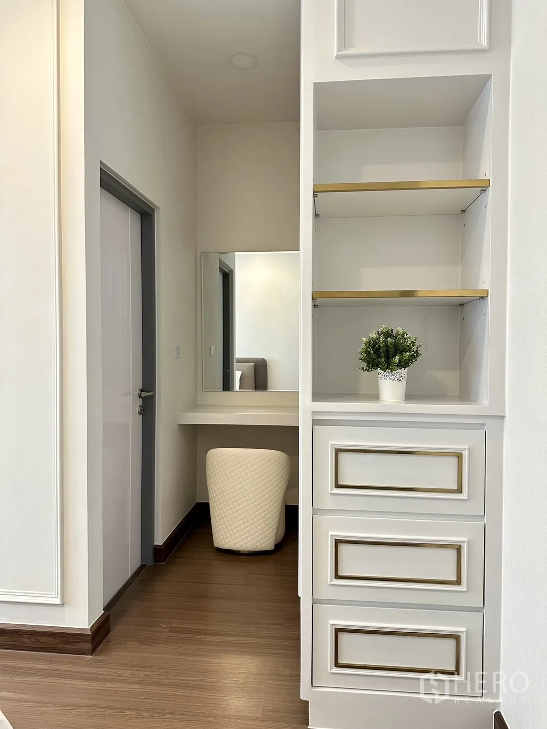 独立式住宅 出租或出售 - 内置层架与梳妆角，带镜子与绗缝坐凳，白金配色。