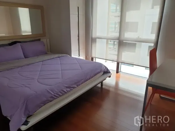 คอนโด ให้เช่าในPathum Wan, Bangkok - ห้องนอนที่สองเตียงคิงส์ หน้าต่างเต็มความสูง รับแสงธรรมชาติ