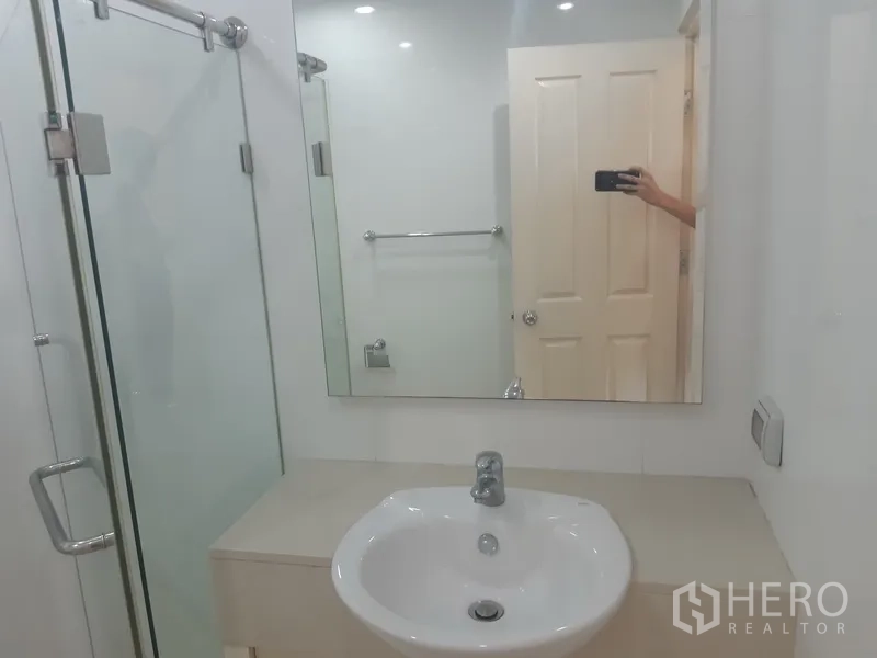 คอนโด ให้เช่าในKhlong Toei, Bangkok - อ่างล้างหน้าพร้อมกระจกบานใหญ่ ถัดจากตู้กระจกอาบน้ำ