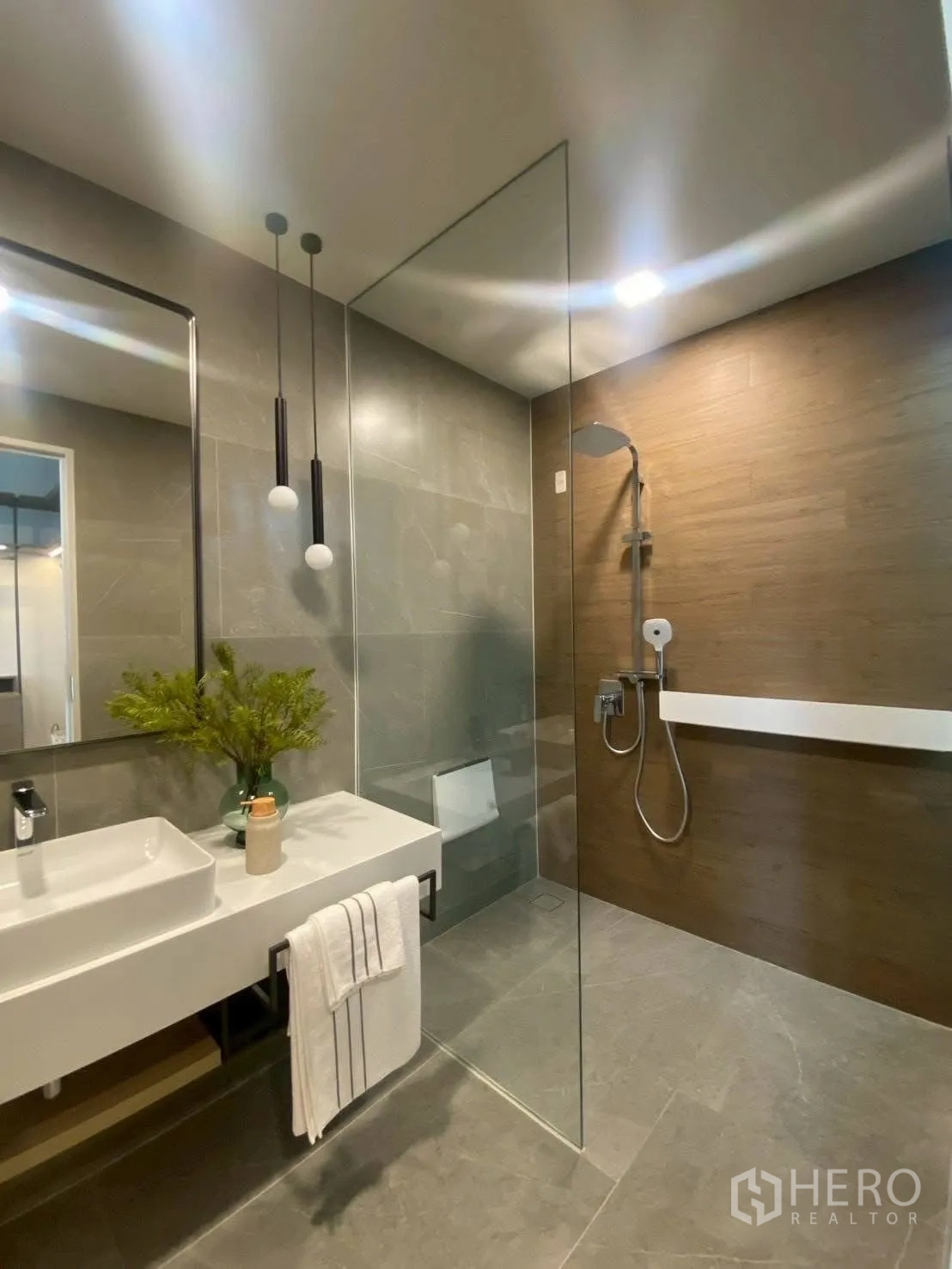Detached House for rent in Bang Phli, Samut Prakan - Contemporary bathroom with walk-in glass shower and floating vanity.