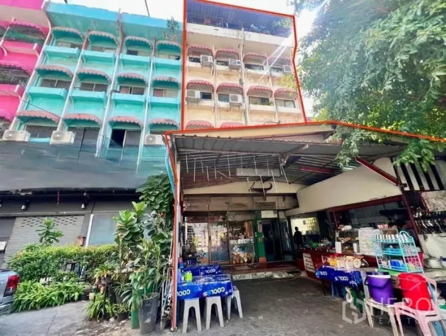 店屋 出租在Khlong Toei, Bangkok - 临街多层商铺外观，带阳台与一层店面，位于素坤逸区域。