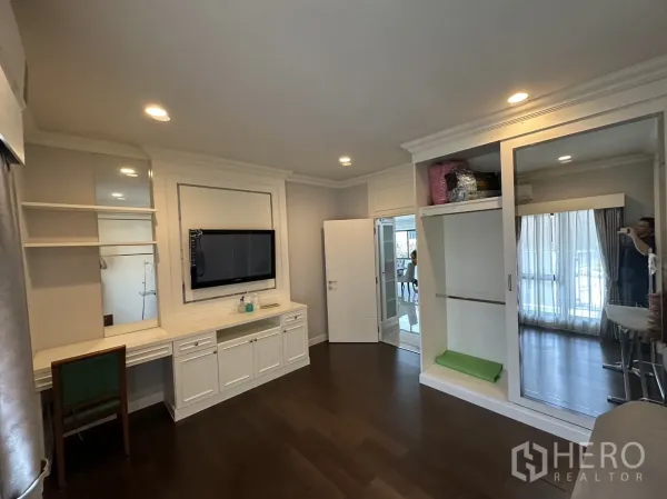 บ้าน ให้เช่าหรือขายในLam Luk Ka, Pathum Thani - ห้องสว่างพร้อมโต๊ะทำงานบิ้วอิน ผนังทีวี และตู้เสื้อผ้า