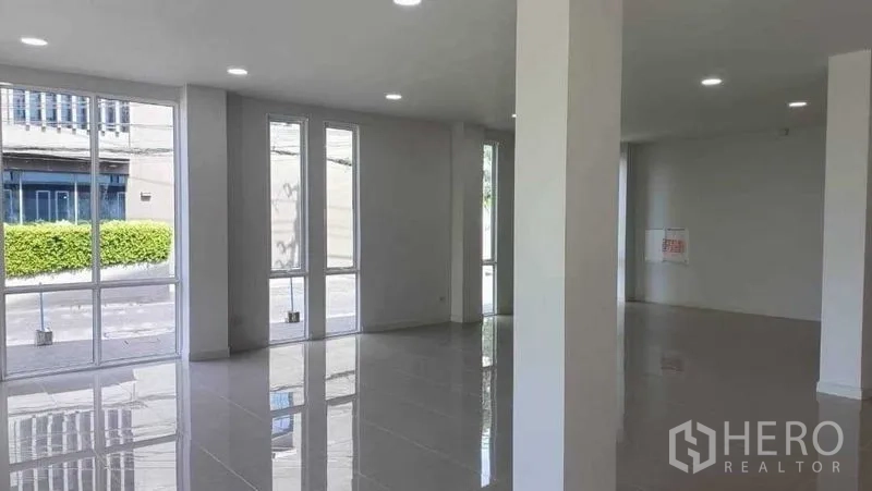 สำนักงานที่บ้าน ขายในHuai Khwang, Bangkok - พื้นที่ล็อบบี้หรือโชว์รูมชั้นล่าง กระจกหน้าร้านมองเห็นถนน