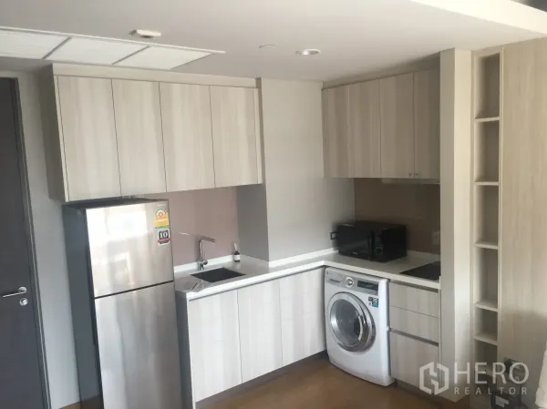 คอนโด ให้เช่าในKhlong Toei, Bangkok - ครัวสไตล์โมเดิร์นตู้ลายไม้ อ่างล้างจาน เตาไฟฟ้า ไมโครเวฟ ตู้เย็น และเครื่องซักผ้า