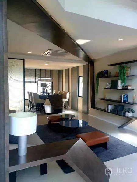สำนักงานที่บ้าน ให้เช่าในBang Phli, Samut Prakan - โถงต้อนรับและเลานจ์แบบโอเพ่นสเปซ มีชั้นวางบิลต์อิน เฟอร์นิเจอร์โมเดิร์น และมุมรับประทานอาหารสว่างไสว