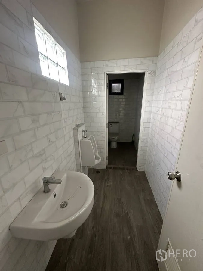 สำนักงานที่บ้าน ให้เช่าในTaling Chan, Bangkok - ห้องน้ำโทนขาวกระเบื้องซับเวย์ พร้อมโถปัสสาวะและห้องน้ำแยก