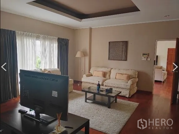 Detached House for rent in Huai Khwang, Bangkok - Upstairs family room with sofas, rug and natural light