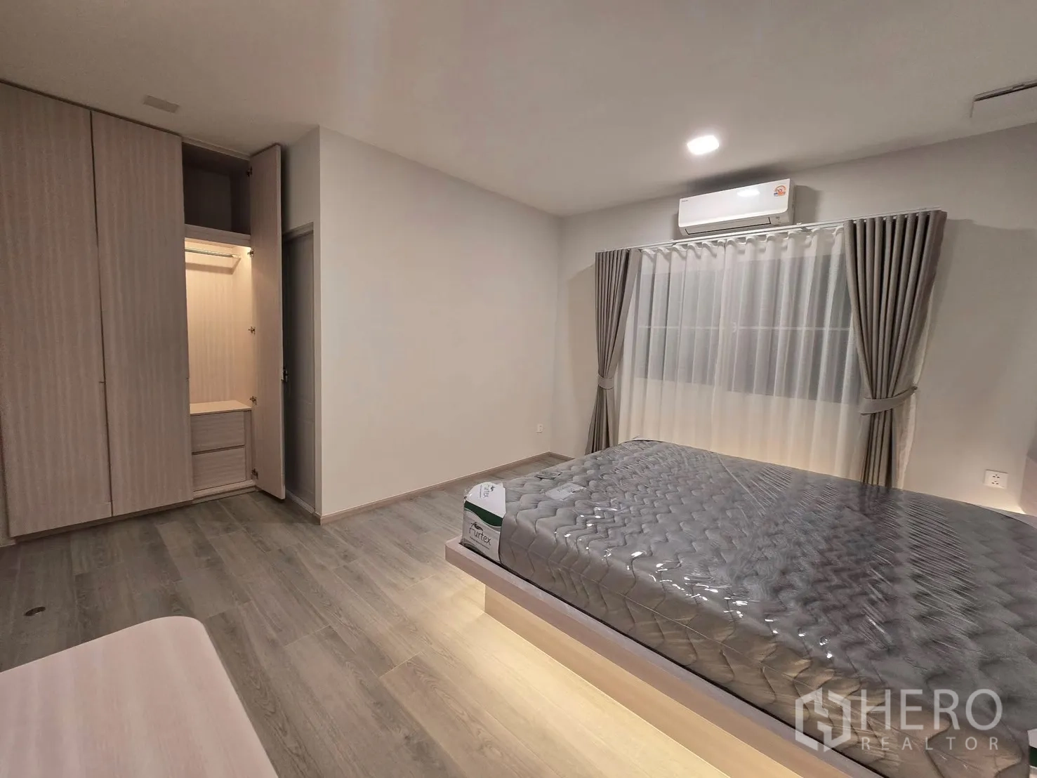 独栋房屋 for rent in Bang Phli, Samut Prakan - 主卧配平台床、内置衣柜与空调。
